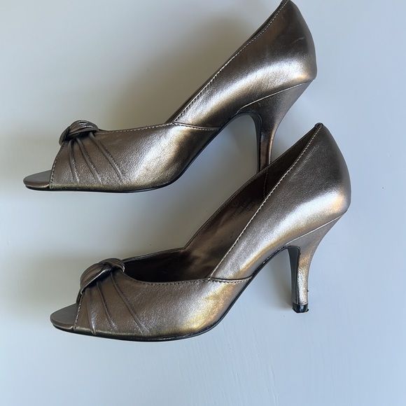 Roberto Vianni Bronze Leather Heels- size 7 - Picture 2 of 11